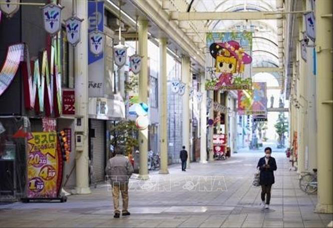 Nhiều cửa hàng phải đóng cửa do dịch Covid-19 tại khu phố thương mại ở Gifu, Nhật Bản, ngày 10-4-2020. Ảnh: Kyodo/TTXVN