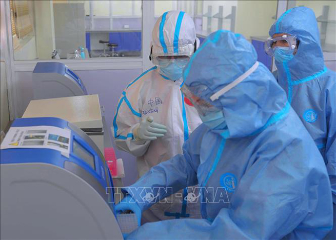 Nhân viên y tế tìm hiểu cơ chế hoạt động của thiết bị phát hiện virus SARS-CoV-2 ở Baghdad, Iraq ngày 26-3-2020. Ảnh: THX/TTXVN
