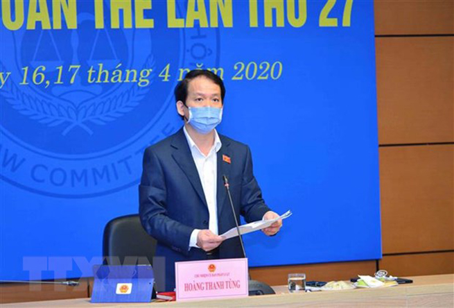 Chủ nhiệm Ủy ban Pháp luật của Quốc hội Hoàng Thanh Tùng chủ trì phiên họp. (Ảnh: Phương Hoa/TTXVN)