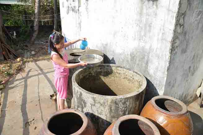 Người dân ở các tỉnh ĐBSCL đang đối mặt với tình trạng thiếu nước sinh hoạt trầm trọng. Tất cả các lu chứa nước dự trữ của người dân đã khô đáy từ lâu nên phải mua nước ngọt với giá cao từ sau Tết đến nay.