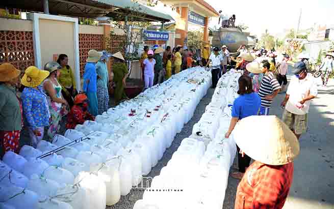 Gần 3.500 hộ với gần 18.000 nhân khẩu ở xã Tân Phước, huyện Gò Công Đông (Tiền Giang) đang thiếu nước sinh hoạt trầm trọng. Người dân phải dùng can nhựa, xếp hàng chờ lấy nước từ các xe nước ở TP. Hồ Chí Minh mang về cứu trợ.