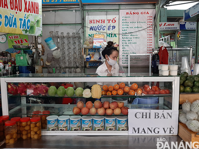 A beverage kiosk in the Dong Da Market with a notice paper “Only for takeaway or delivery”