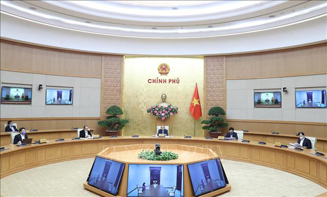 Thủ tướng Nguyễn Xuân Phúc chủ trì cuộc họp giữa Thường trực Chính phủ với Ban Chỉ đạo Quốc gia phòng, chống dịch Covid-19 về việc tiếp thực hiện giãn cách xã hội sau ngày 15-4. Ảnh: Thống Nhất/TTXVN