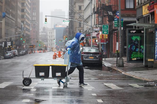  Công nhân chuyển hàng hóa trên đường phố tại New York, Mỹ ngày 13/4/2020 trong bối cảnh dịch COVID-19 lan rộng. Ảnh: THX/TTXVN