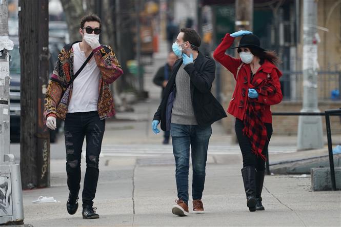 Người dân đeo khẩu trang nhằm ngăn chặn sự lây lan của dịch COVID-19 tại New York, Mỹ ngày 5/4/2020. Ảnh: THX/TTXVN