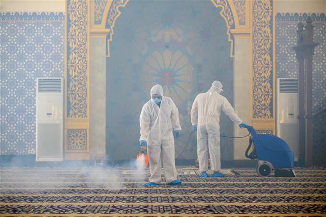  Phun thuốc khử trùng bên ngoài một nhà thờ Hồi giáo, nhằm ngăn chặn sự lây lan của dịch COVID-19 tại Bandar Seri Begawan, Brunei, ngày 17/3/2020. Ảnh: AFP/TTXVN