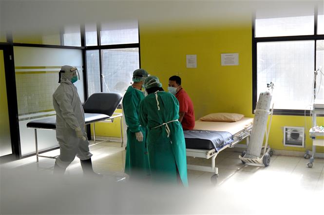  Nhân viên y tế điều trị cho bệnh nhân nhiễm COVID-19 tại bệnh viện dã chiến ở Bantul, tỉnh Yogyakarta, Indonesia ngày 13/4/2020. Ảnh: THX/ TTXVN