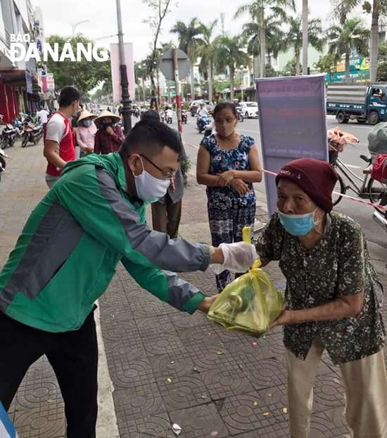 Phát cơm miễn phí hỗ trợ bà con nghèo của CLB Bạn thương nhau.  Ảnh: Nguyễn Bình Nam 