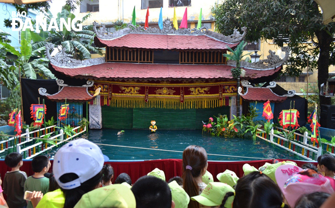 Cứ vào dịp hè hằng năm, UBND phường Hải Châu 1 tổ chức múa rối nước tại đình làng Hải Châu để phục vụ trẻ em mầm non tham quan, thưởng thức. Ảnh: Đ.H.L