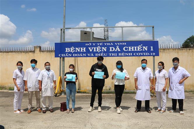 Các bệnh nhân nhận giấy xuất viện tại Bệnh viện Lao và bệnh Phổi tỉnh Trà Vinh sáng 17/4. Ảnh: Thanh Hòa/TTXVN