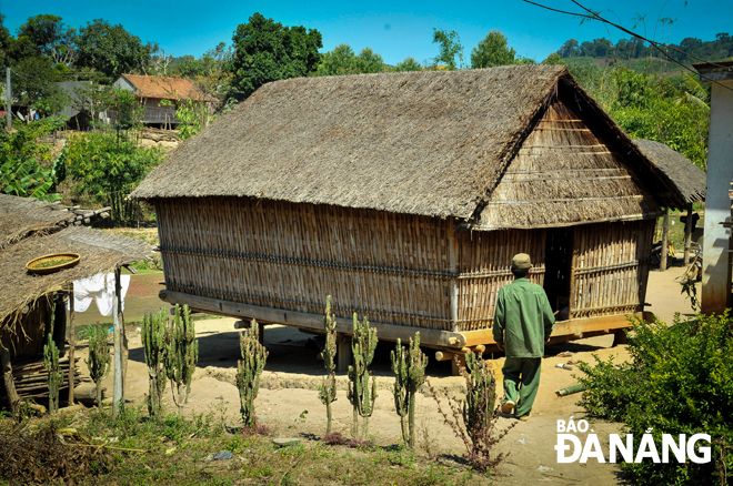 Những bản làng của đồng bào các dân tộc thiểu số ẩn mình bên đường Trường Sơn Đông. Trong ảnh: Một ngôi làng cổ của người Ba Na bên đường đang được khôi phục.