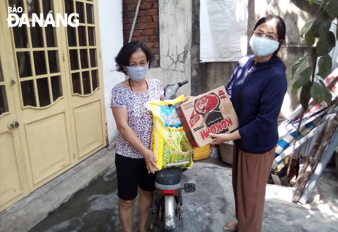 Chi hội Phụ nữ 4C, phường An Hải Đông, quận Sơn Trà trao quà cho hộ gia đình có hoàn cảnh khó khăn do ảnh hưởng của Covid-19. (Ảnh từ facebook nhân vật)