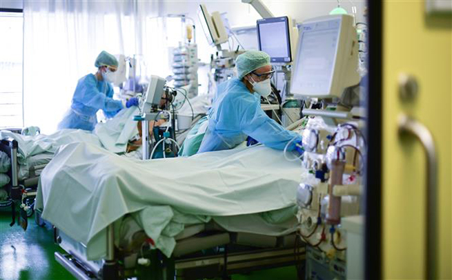  Nhân viên y tế chăm sóc bệnh nhân mắc Covid-19 tại một bệnh viện ở Aachen, Đức ngày 15-4-2020. Ảnh: AFP/TTXVN