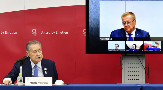 Chủ tịch Ủy ban Điều phối IOC John Coates (ảnh góc trên, bên phải) và Chủ tịch Ủy ban Tổ chức Tokyo 2020 Mori Yoshiro (ảnh dưới, bên trái) trong cuộc họp trực tuyến vào ngày 16-4 vừa qua. Ảnh: AP