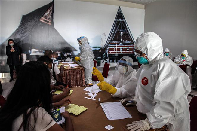  Nhân viên y tế xét nghiệm nhanh Covid-19 cho người lao động nhập cư tại Bắc Sumatra, Indonesia ngày 9-4-2020. Ảnh: THX/TTXVN