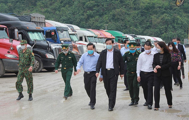 Bộ trưởng Nguyễn Xuân Cường cùng đoàn công tác kiểm tra thực địa tình hình xuất nhập khẩu hàng hóa tại cửa khẩu quốc tế Hữu Nghị, Lạng Sơn. (Ảnh: Quang Duy/TTXVN)