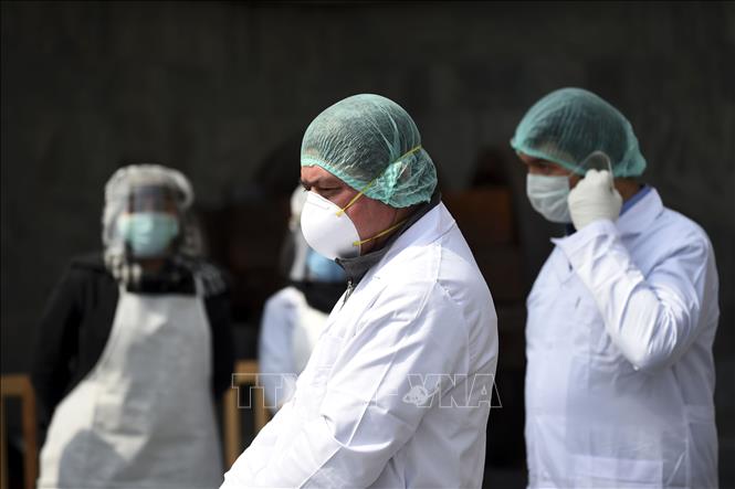 Nhân viên y tế Afghanistan được điều động kiểm tra thân nhiệt cho người dân nhằm ngăn dịch COVID-19 lây lan tại Kabul ngày 9/3. Ảnh: AFP/TTXVN