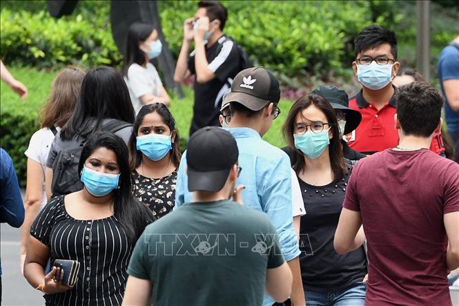Người dân đeo khẩu trang phòng dịch COVID-19 tại Singapore ngày 5/4/2020. Ảnh: AFP/TTXVN