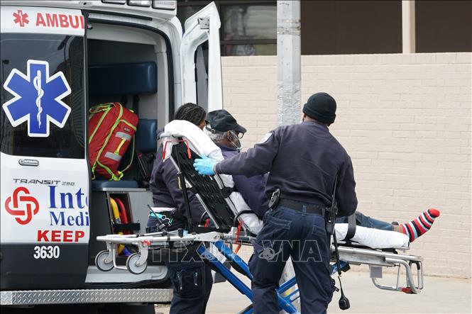 Chuyển bệnh nhân nhiễm COVID-19 tới bệnh viện Wyckoff ở Brooklyn, New York (Mỹ). Ảnh: AFP/TTXVN