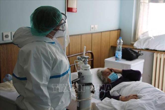 Nhân viên y tế điều trị cho bệnh nhân nhiễm COVID-19 tại Moskva, Nga ngày 17/4/2020. Ảnh: Prensa Latina/TTXVN