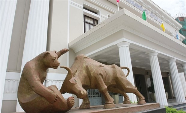 A statue of a bull and bear outside the Ho Chi Minh Stock Exchange. Securities enterprises have to adjust their current technology system to be compatible with the new one-stop information disclosure system. (Photo hsx.vn)