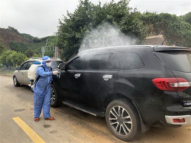 Cars in a road in Quang Nam province are being disinfected. (Photo: VNA)