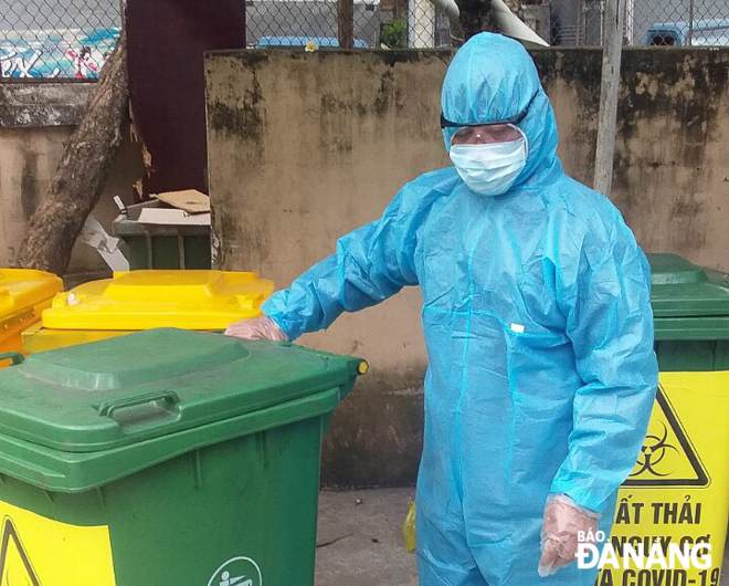 When collecting and treating infectious medical waste, the factory's workers are required to wear personal protective items including clothes, hats, boots, gloves and face masks to ensure safety and protect themselves from infection.