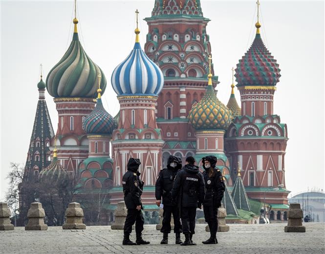 Lực lượng an ninh Nga tuần tra trên Quảng trường Đỏ ở Moskva trong thời gian lệnh hạn chế đi lại được áp đặt nhằm ngăn dịch Covid-19 lây lan, ngày 13-4-2020. Ảnh: AFP-TTXVN