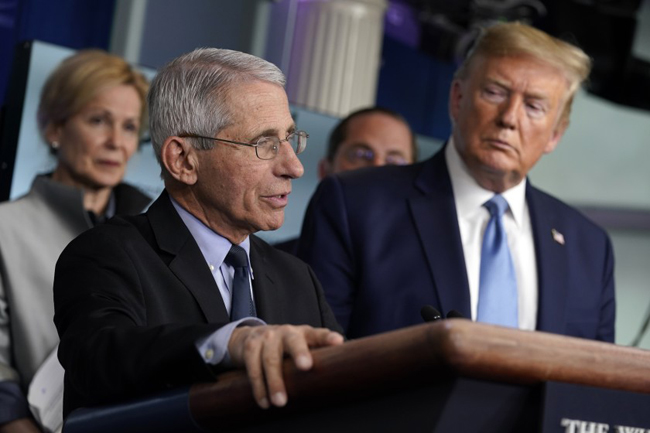 Tiến sĩ Anthony Fauci (trái) trong một cuộc họp báo tại Nhà Trắng cùng Tổng thống Trump. Ảnh: AP