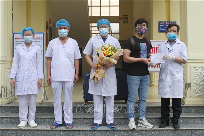 Giám đốc Bệnh viện Đa khoa huyện Nho Quan trao giấy xuất viện cho bệnh nhân 228. Ảnh: Hải Yến-TTXVN