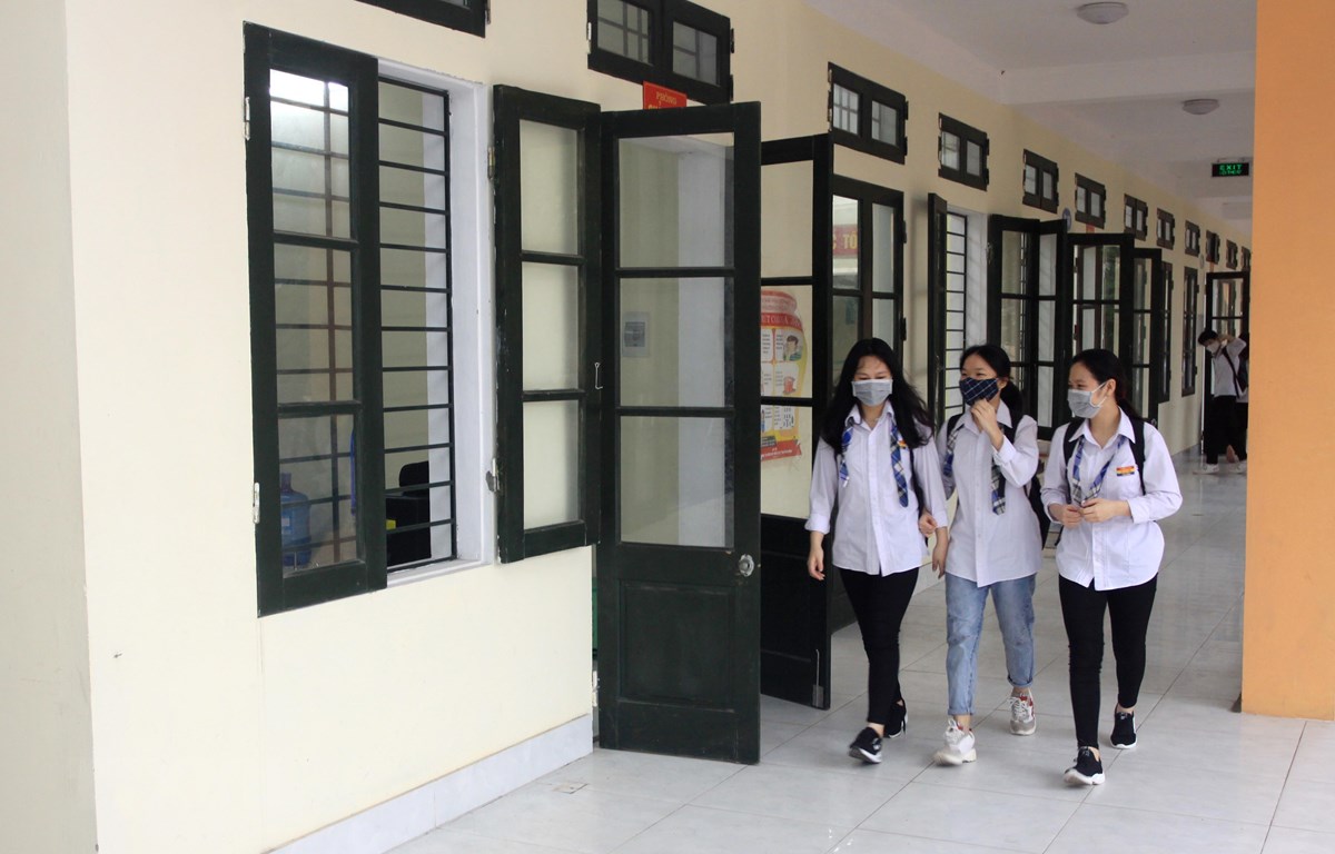 Học sinh trường THPT Lê Quý Đôn, thành phố Thái Bình đi học trở lại. (Ảnh: Thế Duyệt-TTXVN)