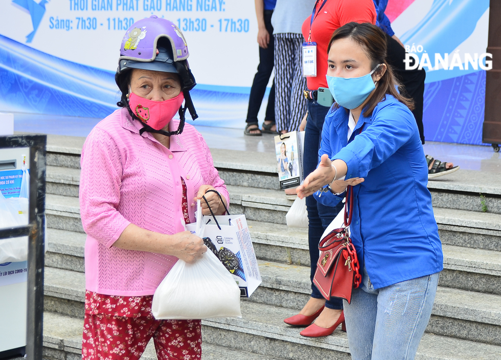  Municipal Youth Union members helping the elderly to receive rice