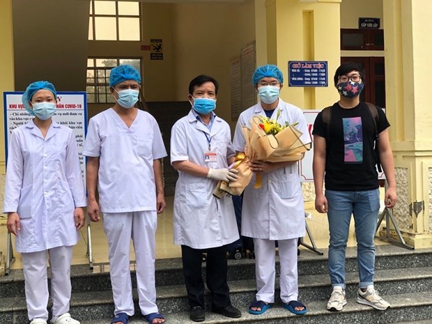 Patient 228 was released from the General Hospital of Nho Quan district in Ninh Binh province this morning after 14 days of treatment. (Photo courtesy of the hospital)