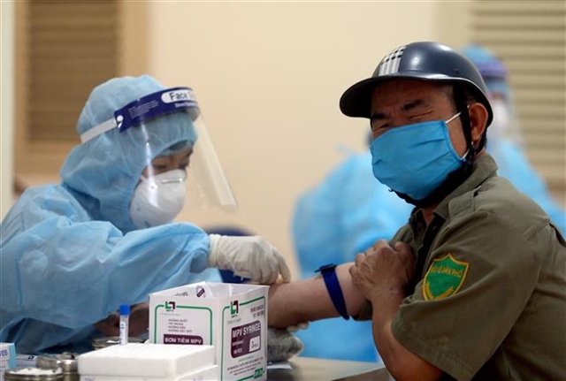 Ha Noi health staff conduct a quick test for a seller at Nga Tu So Market on April 19