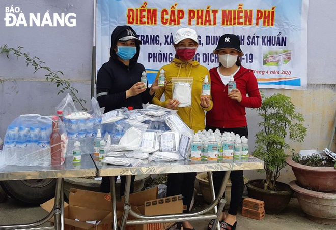 Hội Liên hiệp Phụ nữ xã Hòa Sơn cấp phát miễn phí khẩu trang y tế cho các hội viên để phòng chống dịch. 		                     Ảnh: GIA HUY
