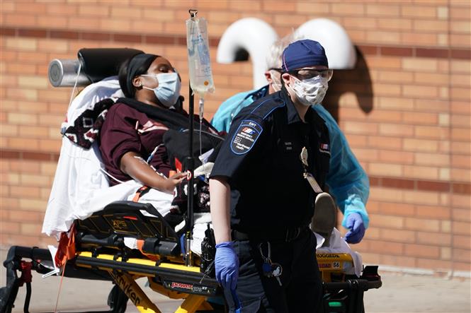 Nhân viên y tế chuyển bệnh nhân mắc COVID-19 tới bệnh viện ở Brooklyn, New York, Mỹ ngày 6/4/2020. Ảnh: AFP/TTXVN