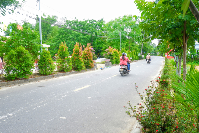 Tuyến đường kiểu mẫu xanh mát tại thôn Phước Hưng Nam, xã Hòa Nhơn, đoạn qua Nhà Văn hóa thôn. 				              Ảnh: MAI HIỀN