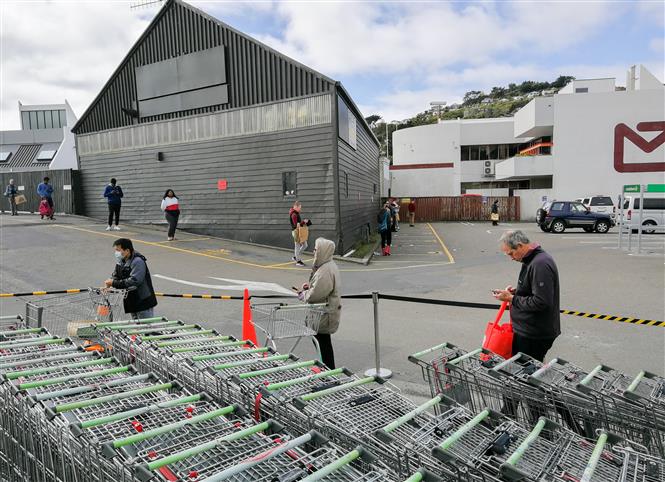 Người dân thực hiện giãn cách xã hội khi xếp hàng bên ngoài siêu thị ở Wellington, New Zealand ngày 11/4/2020 trong bối cảnh dịch COVID-19 lan rộng. Ảnh: THX/ TTXVN