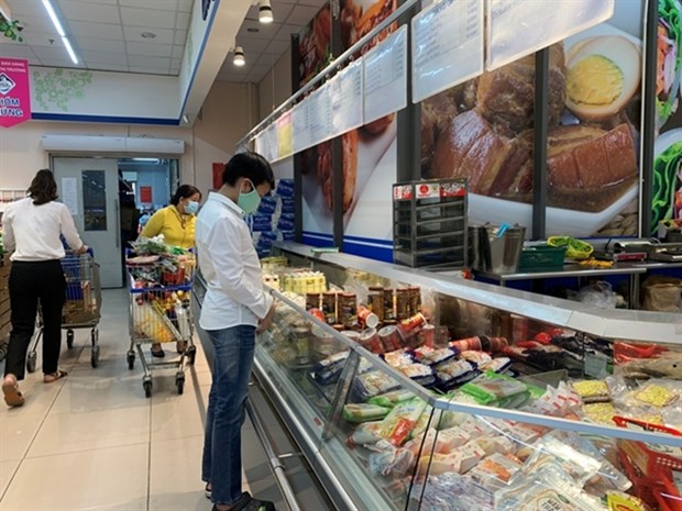 Shoppers at a supermarket in HCM City (Photo: dangcongsan.vn)