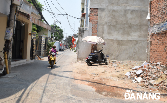 Phần lớn nhà dân dọc đường Phan Kế Bính đã phá dỡ tường rào, cổng ngõ và sửa chữa lại phần trước nhà để bàn giao mặt bằng, chuẩn bị thi công mở rộng đường. Ảnh: HOÀNG HIỆP