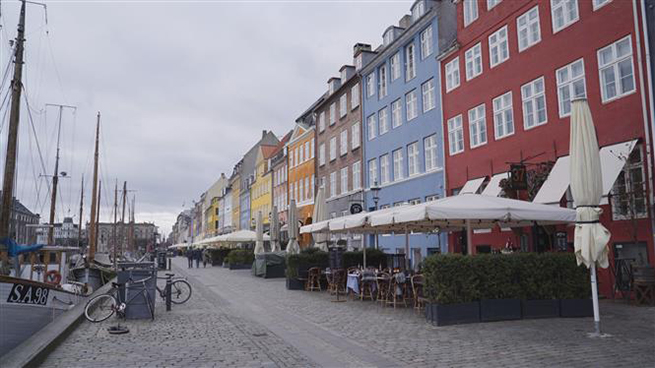   Các cửa hàng đóng cửa do ảnh hưởng của dịch Covid-19 tại Copenhagen, Đan Mạch ngày 17-3-2020. Ảnh: THX/TTXVN