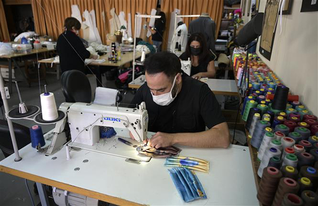   Một xưởng may thời trang chuyển đổi sang may khẩu trang để phòng lây nhiễm Covid-19 tại Buenos Aires, Argentina, ngày 15-4-2020. Ảnh: AFP/TTXVN