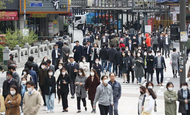   Người dân đeo khẩu trang phòng lây nhiễm Covid-19 tại Seoul, Hàn Quốc ngày 20-4-2020. Ảnh: Yonhap/ TTXVN