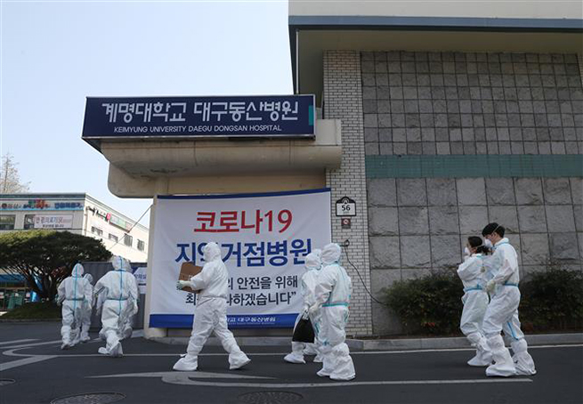   Nhân viên y tế tại một bệnh viện ở Daegu, Hàn Quốc ngày 3-4-2020. Ảnh: Yonhap/TTXVN