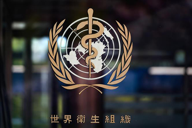   Biểu tượng Tổ chức Y tế Thế giới (WHO) tại trụ sở ở Geneva, Thụy Sĩ. Ảnh: AFP/TTXVN