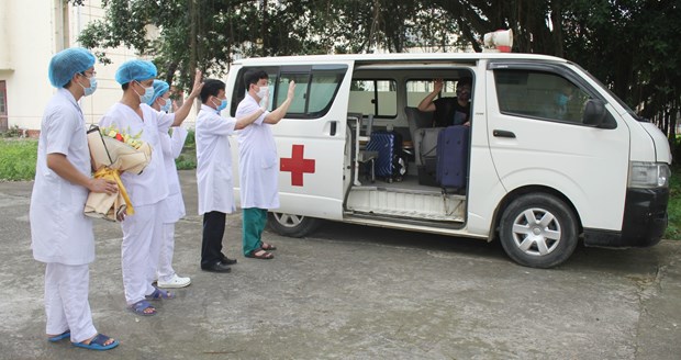 Một bệnh nhân mắc COVID-19 được công bố khỏi bệnh tại Bệnh viện Đa khoa huyện Nho Quan, tỉnh Ninh Bình. (Ảnh: Hải Yến/TTXVN)