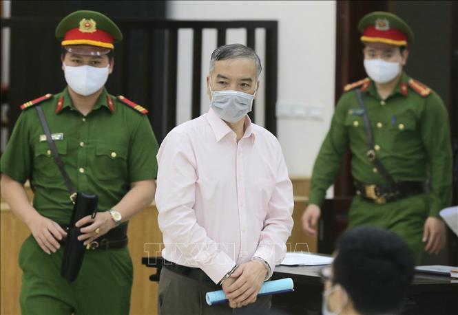 Cảnh sát dẫn giải bị cáo Lê Nam Trà, cựu Chủ tịch Hội đồng thành viên MobiFone vào phòng xét xử. Ảnh: Doãn Tấn/TTXVN