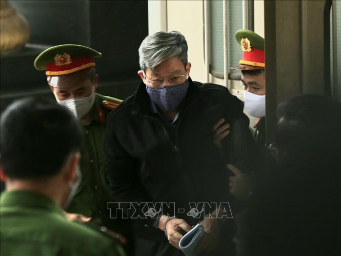 Cảnh sát dẫn giải bị cáo Nguyễn Bắc Son (cựu Bộ trưởng Bộ Thông tin và Truyền thông) tới phiên tòa. Ảnh: Doãn Tấn/TTXVN