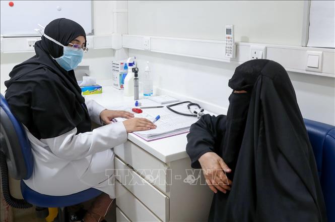 Nhân viên y tế kiểm tra sức khỏa bệnh nhân tại thành phố Mecca, Saudi Arabia ngày 7/4. Ảnh: AFP/TTXVN