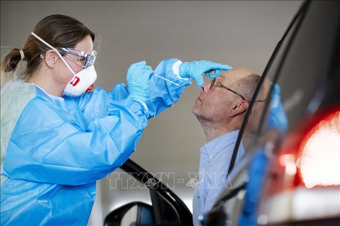 Nhân viên y tế lấy mẫu xét nghiệm COVID-19 tại Rotterdam, Hà Lan ngày 6/4. Ảnh: AFP/TTXVN